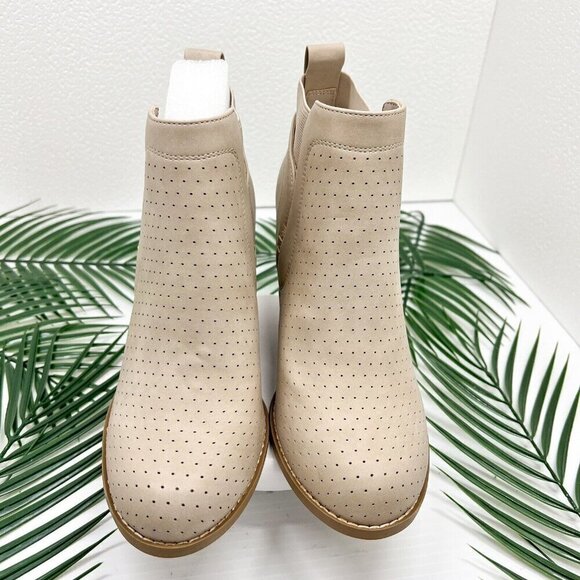 DV by Dolce Vita Gerdy Beige Perforated Round Toe Wedge Heel Booties Size 8.5 NW - Picture 2 of 11